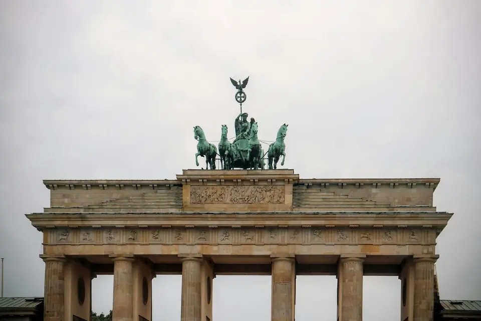 Berlin Brandenburger Tor in Berlin-Mitte — historisches Wahrzeichen der Hauptstadt am Pariser Platz