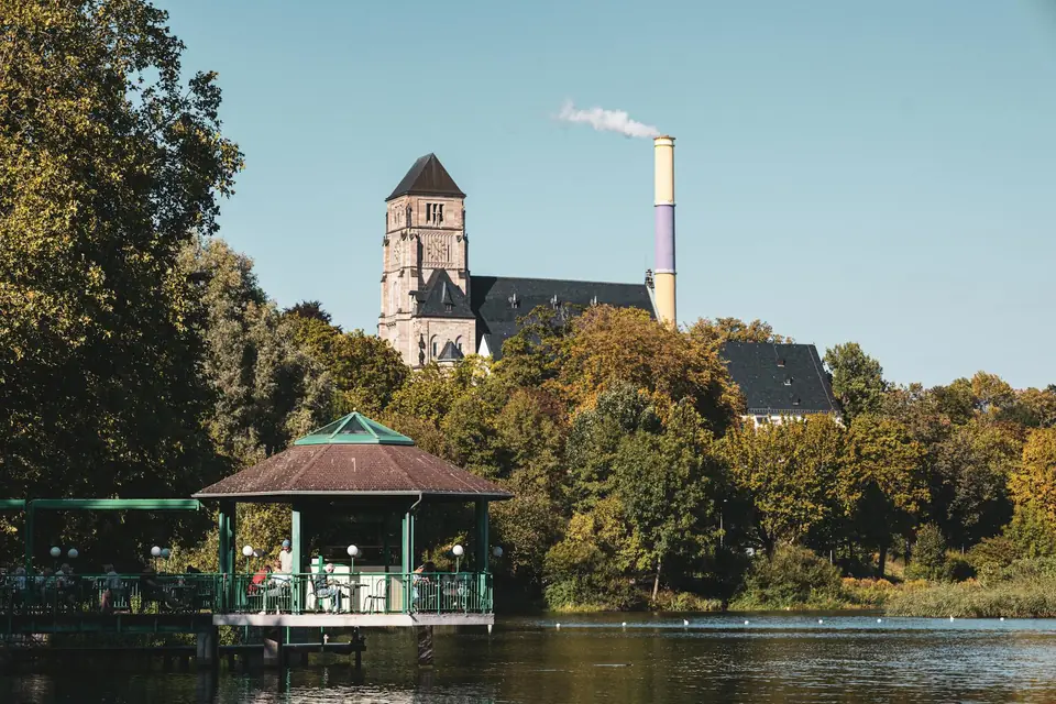 Chemnitz Chemnitz — sächsische Industrie-Stadt mit dem Karl-Marx-Monument "Nischel" als Wahrzeichen