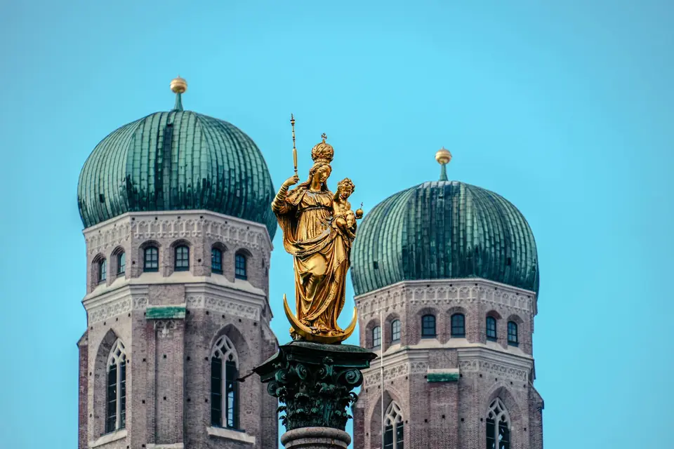Frauenkirche in München-Altstadt-Lehel — Wahrzeichen der bayerischen Landeshauptstadt mit den charakteristischen Zwillingstürmen