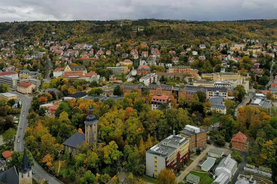 Jena — Wissenschafts-Stadt im Saale-Tal mit Zeiss- und Schott-Werks-Erbe