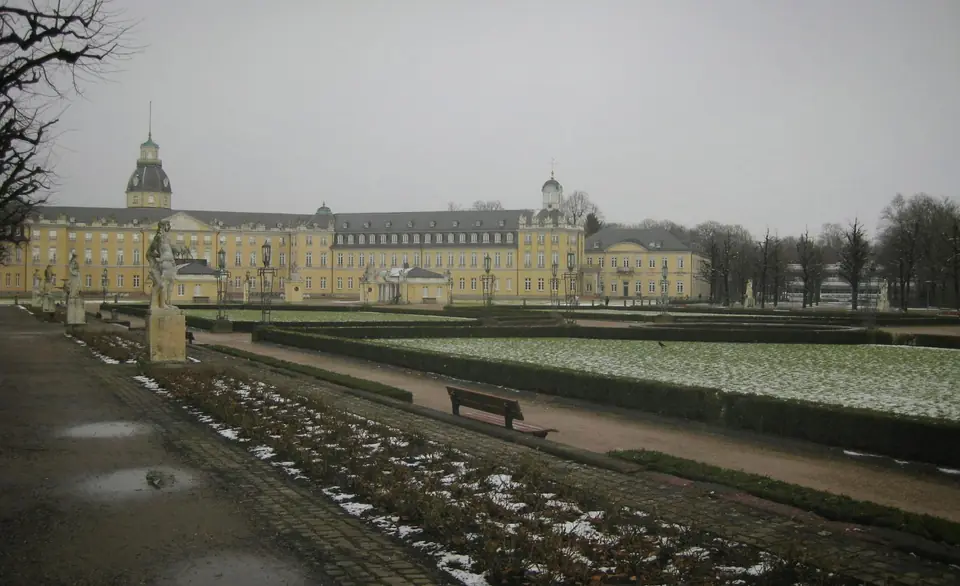 Karlsruhe — fächerförmig angelegte Residenzstadt mit dem klassizistischen Schloss als Zentrum