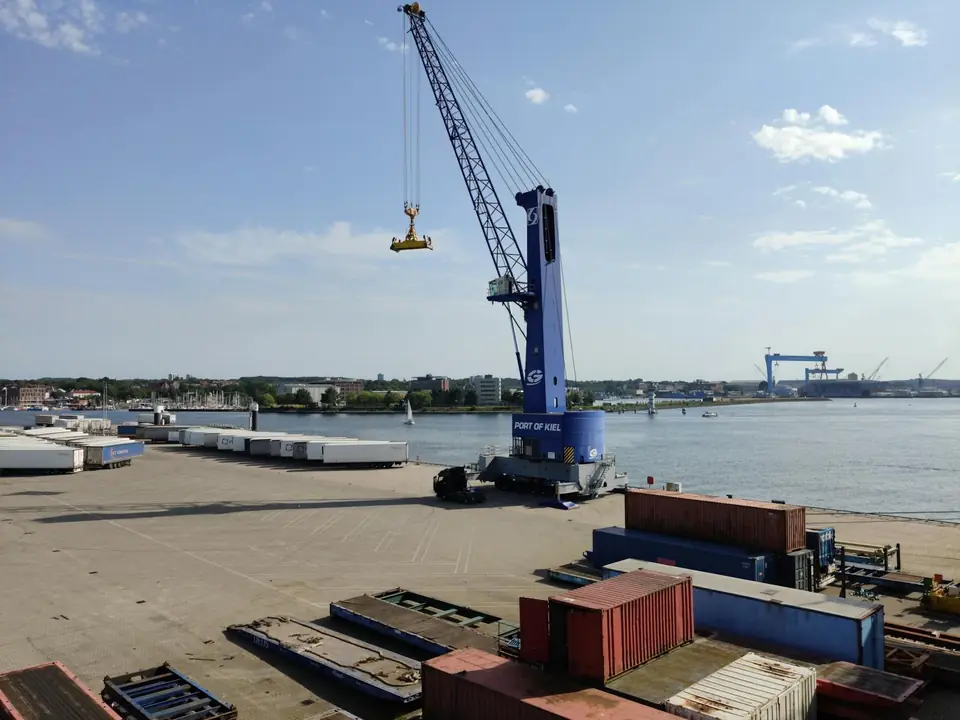 Kieler Förde mit Hafenpanorama — schleswig-holsteinische Landeshauptstadt am Ostseeufer