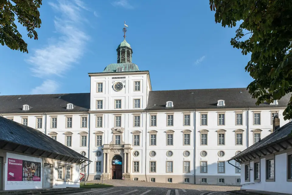 Mönchengladbach Mönchengladbach — Textil- und Sport-Stadt mit historischer Altstadt rund um das Münster