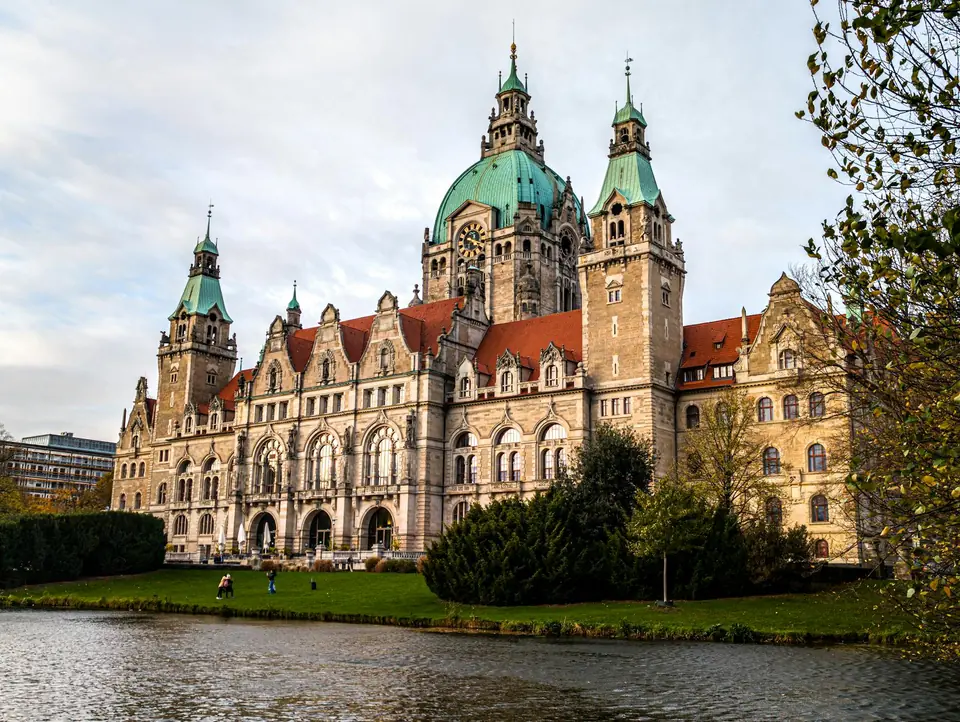 Neues Rathaus Hannover am Maschsee — Wahrzeichen der niedersächsischen Landeshauptstadt