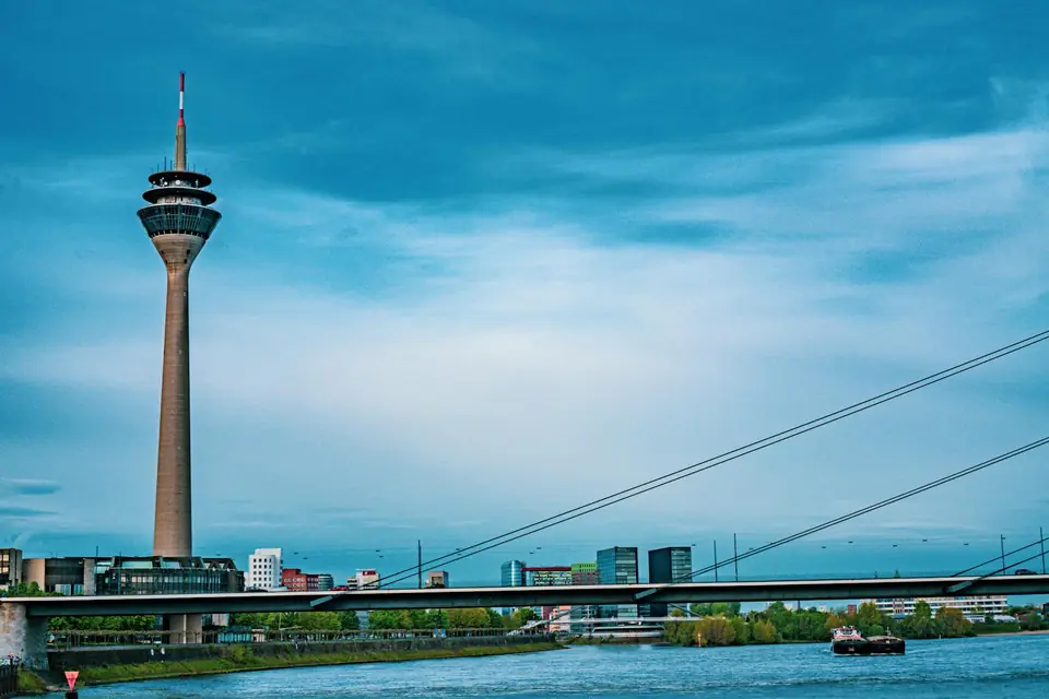 Düsseldorfer Skyline mit Rheinturm und Medienhafen — moderne Architektur am Rheinufer der Landeshauptstadt NRW