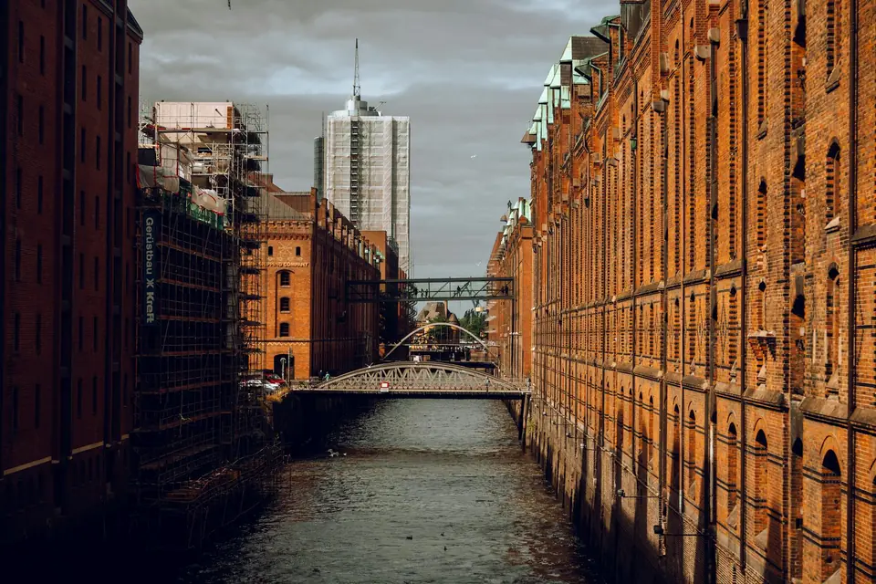 Speicherstadt in Hamburg-HafenCity — UNESCO-Welterbe mit historischen Lager- und Gewerbe-Räumen