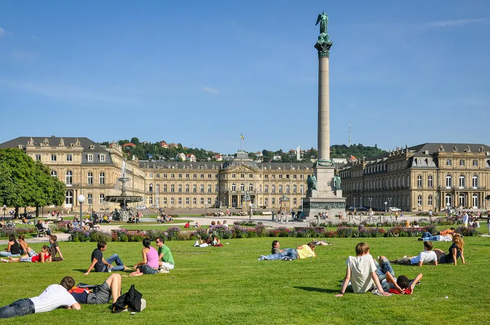 Schlossplatz Stuttgart mit Königsbau und Neuem Schloss — repräsentatives Zentrum der baden-württembergischen Landeshauptstadt