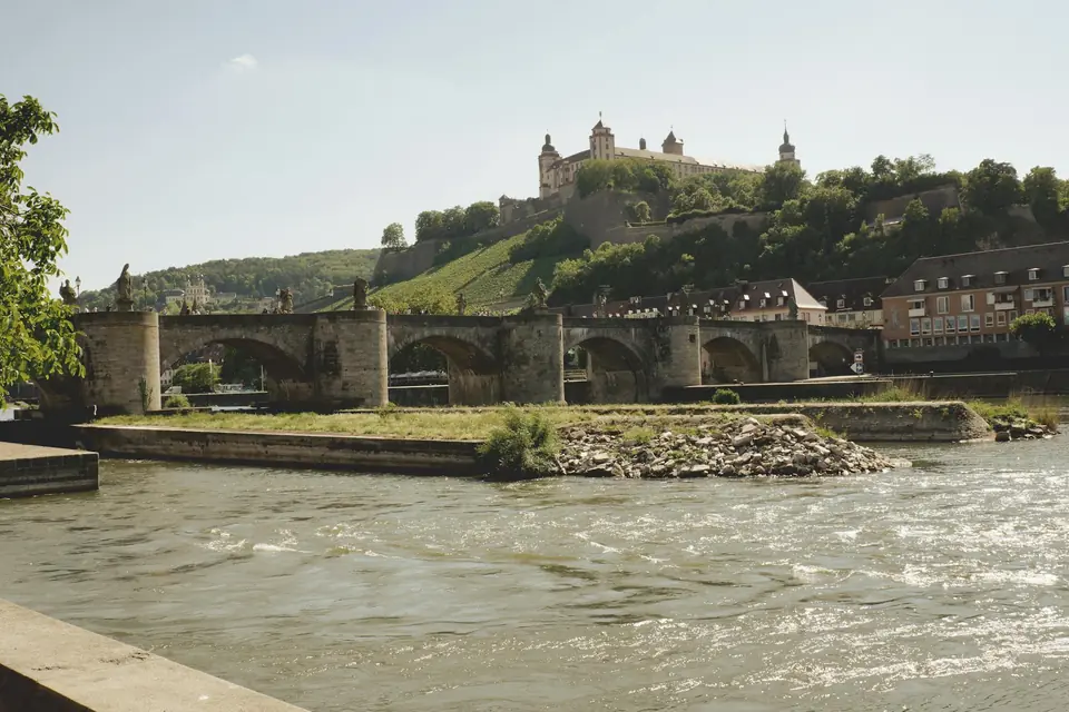 Würzburg — fränkische Bischofsstadt mit der barocken Residenz und Festung Marienberg